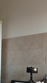 Figa pelosa della mora, grandi tette, donna pelosa sensuale in cucina.