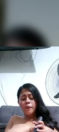 Minha meia-irmã se masturba com seus brinquedos até ela gozar