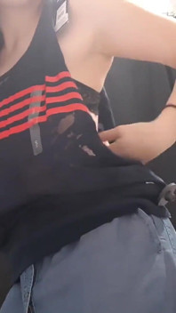 Seksi genç kız soyunma odasında mastürbasyon yapıyor