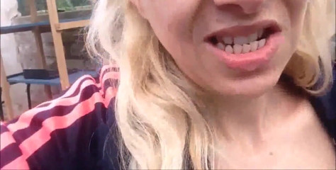 savannahamatoriale: Vaše sexy holka čůrá to dělá všude! I v autě