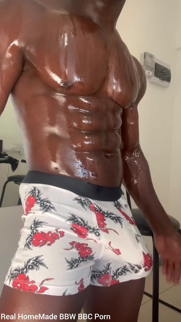 Big black cock BBCee: Vrider mina bröstvårtor som strök min kuk kastade mina boxare...