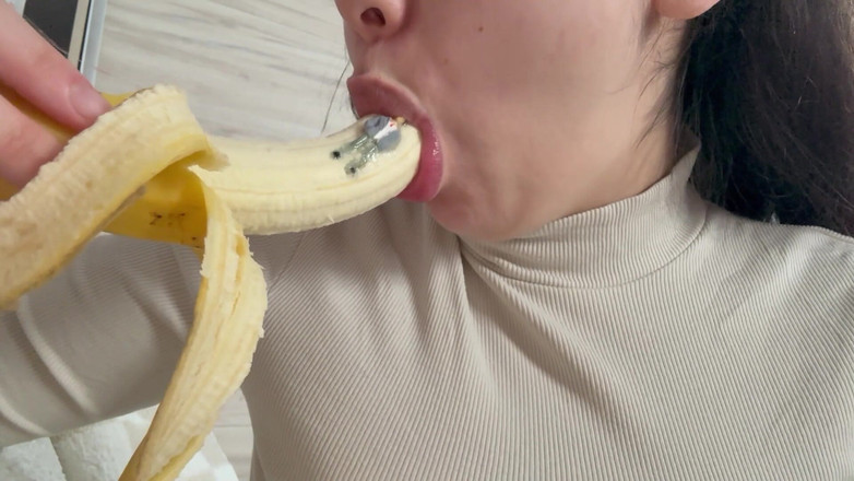 AmayaMori: Une belle-mère géante mange une banane mais voit