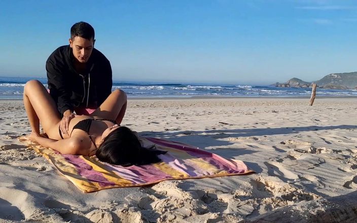 Couplebeach1: Un couple surpris sur la plage
