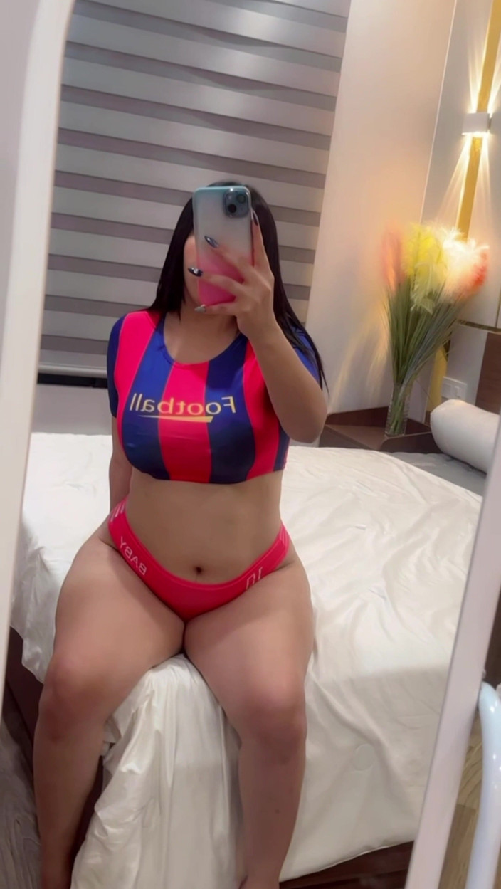 Iranian lara: Barcelona caliente esposa solo