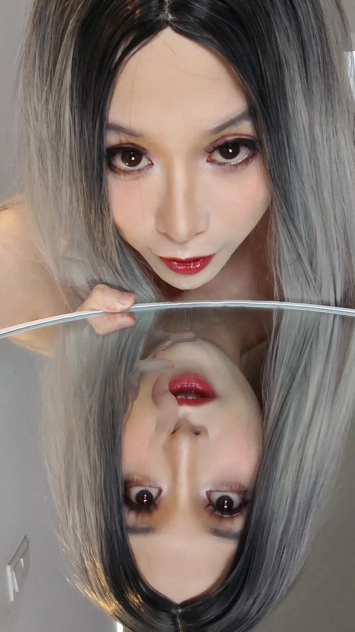 LolaCD: S002 - il femboy sullo specchio e lo mangia