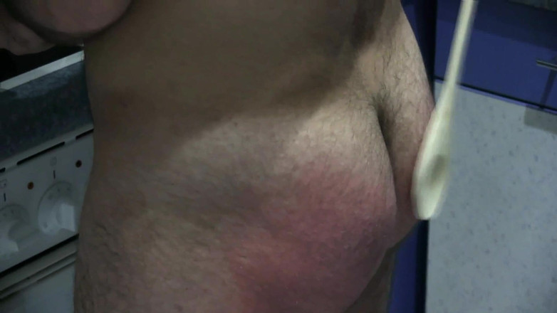 Femdom Austria: Đánh anh ta bằng thìa gỗ để nấu ăn tốt hơn