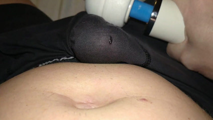 Big Daddy Dommmm: Hitachi varita vibrando mi polla a través de mis boxers