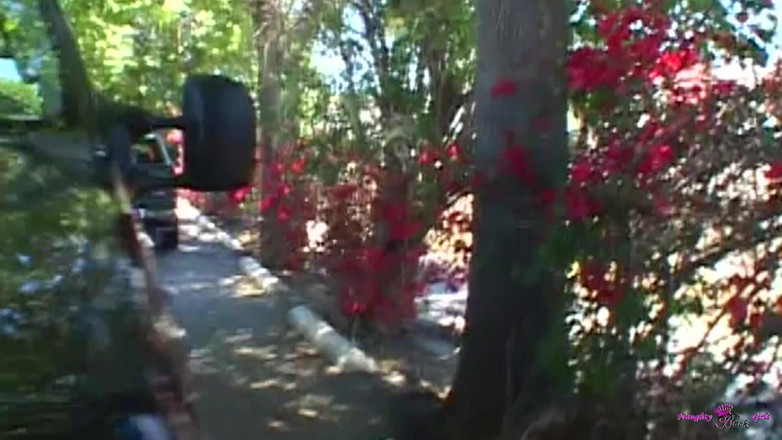 Naughty Black Girls: Cewek hot rambut merah ini lagi asik nyepong kontol sebelum...