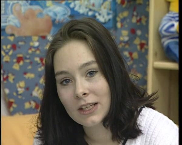 YOUR FIRST PORN: Eva yüzünde bir gülümsemeyle mastürbasyon yapıyor