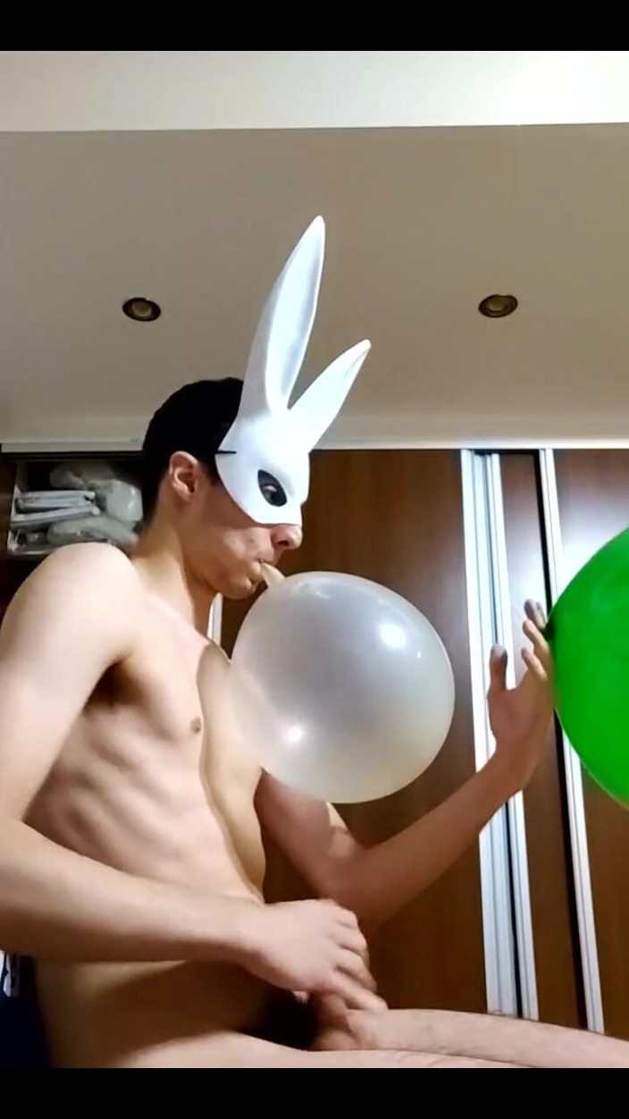 Floatie Boy: Bunny Looner blåser upp stora ballonger medan han rycker på...