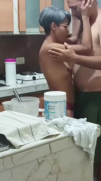 Pillo a mi hermanastra en la cocina bailando muy sexy semi desnuda -porno en español.