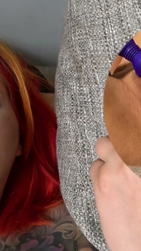 Si rambut merah bertatu melancap solo Scarlett Love mengongkek pepek berbulunya dengan alat penggetar ungu untuk orgasme 4K