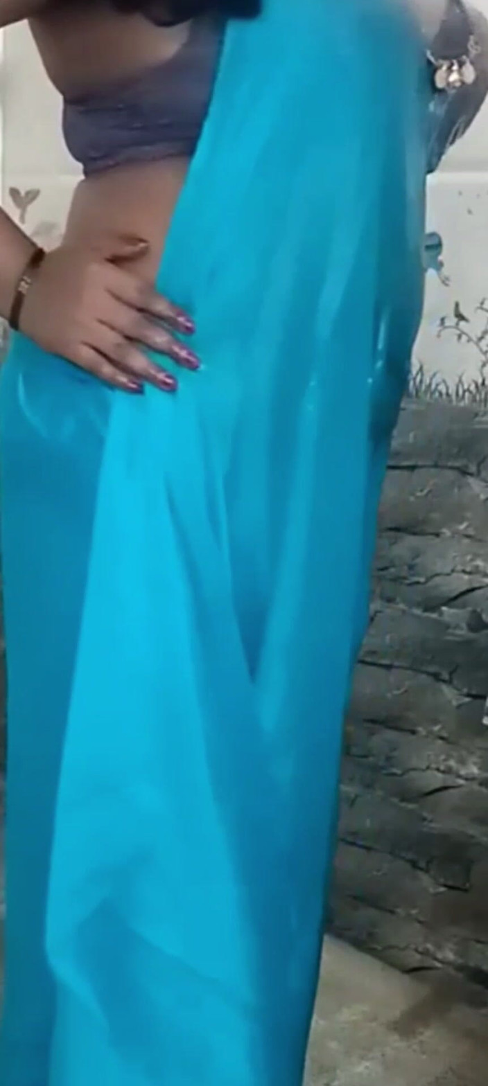 YourSexyWife: Bhabhi Ne Bathroom Me Kholi Choli