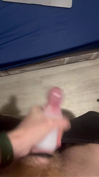 Un Minet Excité Joue Avec Un Nouveau Jouet. Plaisir Et Éjac!