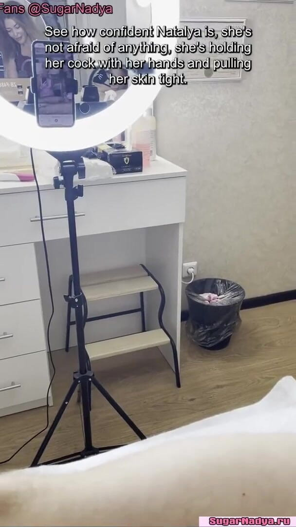 SugarNadya: Tout en enseignant une coupe de cheveux intime, le client...