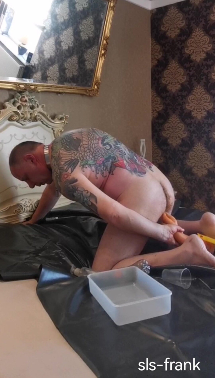 sls-frank: SLS-Frank berseronok di katil dengan dildo penumbuk