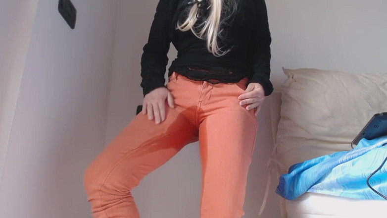 RavenBigAss: Pee in orange jeans