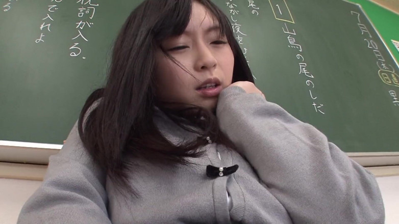 Asian X: Крошка стонет, когда ее трахают дилдо, затем огромный член