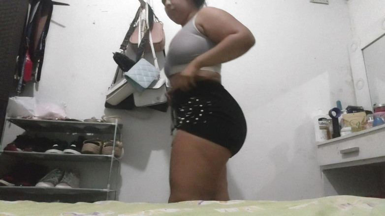 Katrina4deluxe: Người phụ nữ xinh đẹp bị bắt gặp trong phòng của...