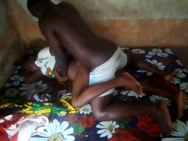 Sex tatie dessi: Mimi, de bananenverkoper, wordt geneukt door jongensklant