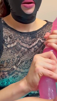 La padrona ha preparato un doppio dildo per la schiava e per se stessa