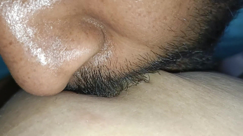 Catchybusty: Desi Bhabhi se nemůže ovládat