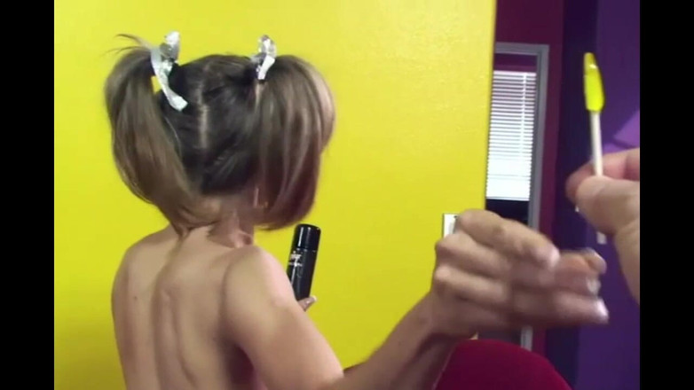 Vintage X: Ufacık amcığıyla oynuyor