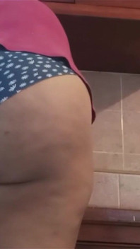 Mollige bBW stiefmutter zeigt titten und behaarte muschi in der küche