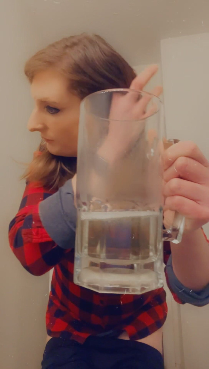 ScatAnnaBanana: Shemale försöker sina egna piss