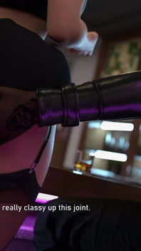 Langkah-langkah Debauchery - Bahagian 8: Cuckold di bar - blowjob di hadapan suami