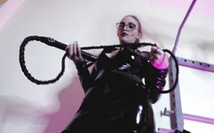 Fetiche dominatrix Eva látex tacones solo swing femdom bdsm kink gafas milf maduro amante