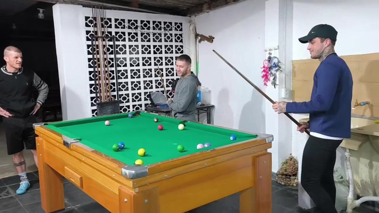 Victor Studio Gay: Cha dượng của bạn tôi về nhà sớm hơn dự...