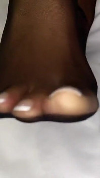 Zwarte meid pronkt met haar Franse pedicure in haar zwarte nylons & doet verwijdering om haar voeten te laten zien
