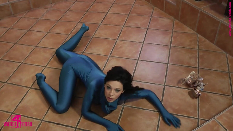 ZentaiDolls: Sarah ukazuje svou lásku ke spandexu fetiš