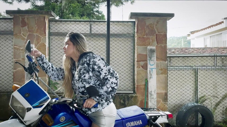 Sara Blonde: Amante delle moto parte 1