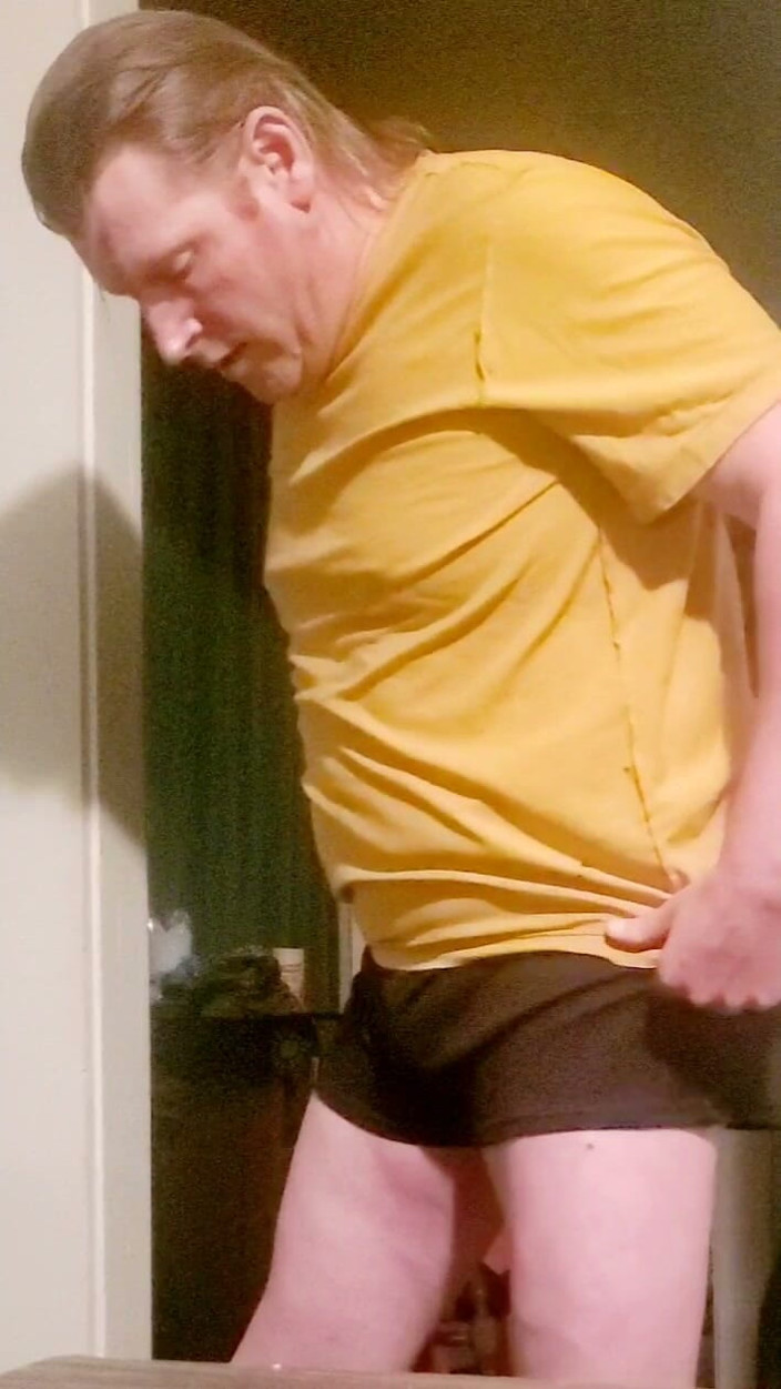 Lee Przybylowicz: Lee Przybylowicz Showing off His Camel Toe