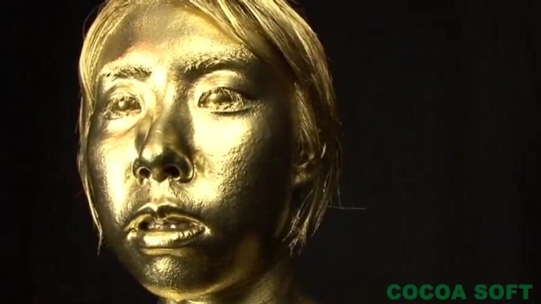 Cocoa Soft: The first pregnant woman in the gold paint