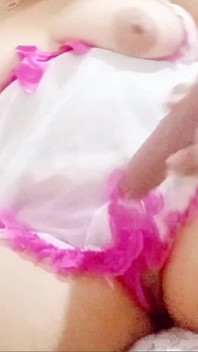 Aku lagi asik muasin memekku pakai dildo ukuran XL