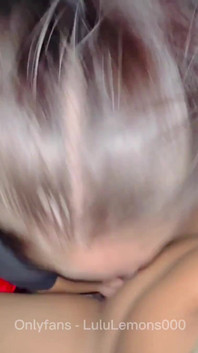 他抓住我的头，深深地射在我的喉咙里