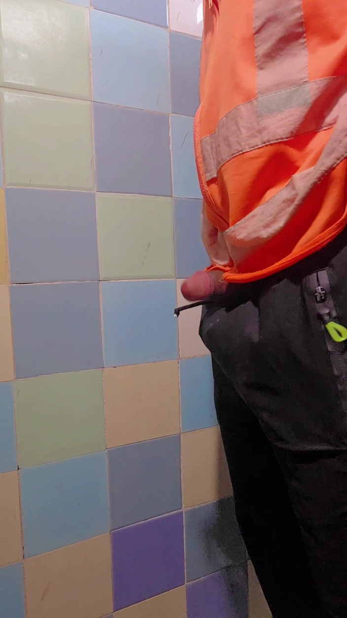 TheBlacKHunterr: 已婚员工在浴室接同事