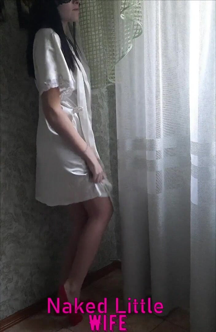 Nakedlittlewife: Siswa melucuti pakaian di depan kamera dan membela dirinya sendiri