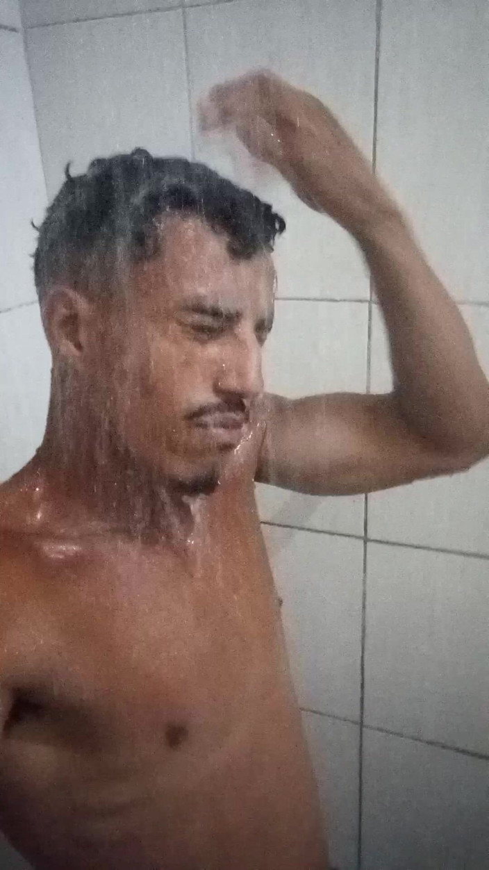 Bruninho Menezes: ブラジルのブルネット、16cm太い女性がシャワー中にいる - 毛深く硬いペニスが熱いシャワーを浴びている