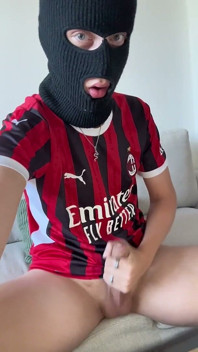 พี่ชายฟุตบอล Ac Milan เงี่ยนยิงน้ําเงี่ยน