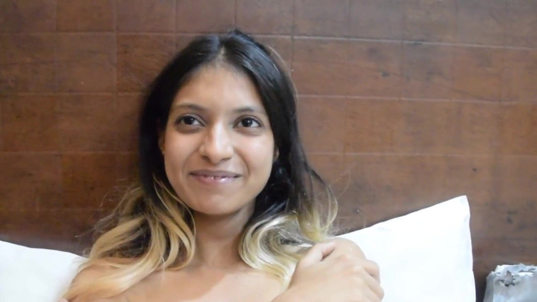 YourDickSucker: Moje plachá přítelkyně vypadá roztomile, když je nahá