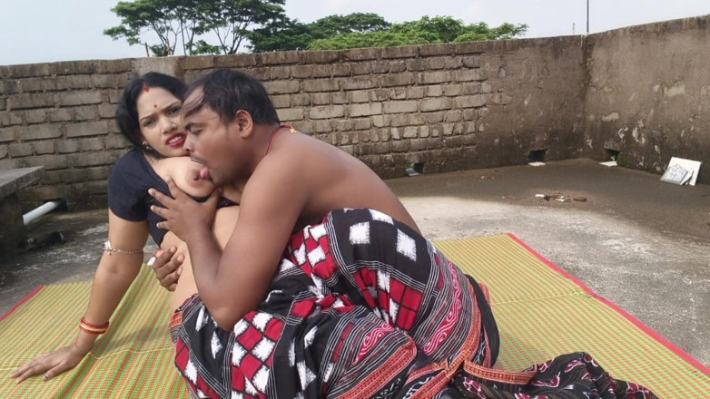 Sona bhabhi: แม่เลี้ยงพาลูกเลี้ยงชายบนหลังคาก่อนสัมผัสอย่างหนัก