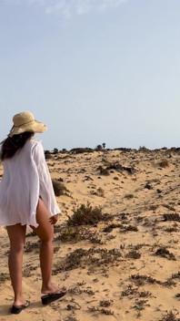 Mijn grote Thaise tieten trillen in de zilte wind, harde tepels blootgesteld op het naakte strand
