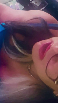 Krissy Sweets acariciando seu pau