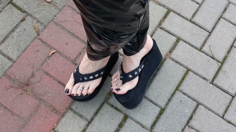 Heelex: Crossdressing dalam bingkap lateks dan Thong Platform