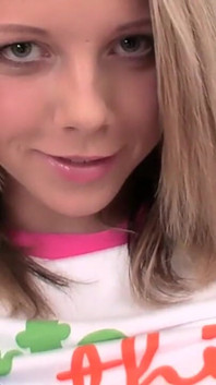 Blond laska dostaje swoją cipkę poręczoną przez starszego mężczyznę z dużym kutasem