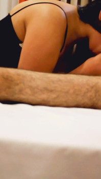 Io e la mia ragazza abbiamo la mia camera d'albergo nel succhiare il mio grosso cazzo